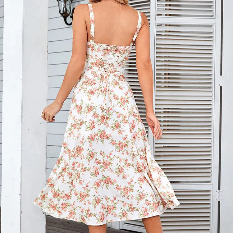 Sommerkjole med Blomsterprint – Midi Lengde med Splitt og Justerbare Stropper