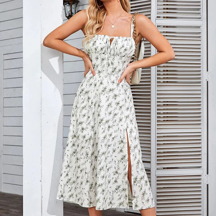 Sommerkjole med Blomsterprint – Midi Lengde med Splitt og Justerbare Stropper