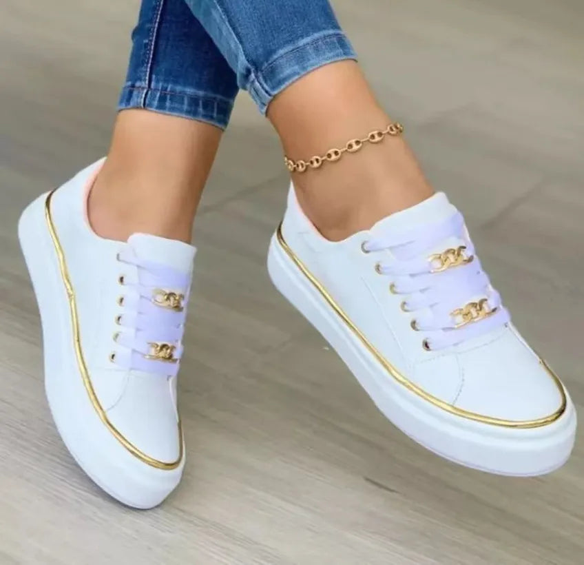 Damesneakers med Platåsåle – Store Størrelser, Lave, Skinnlook, Snøring og Sklihemmende Såle