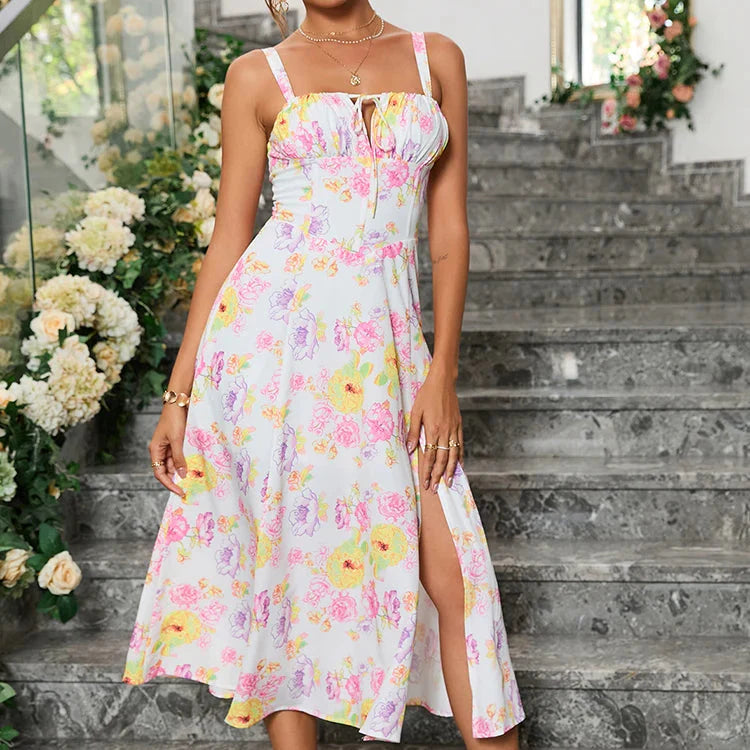 Sommerkjole med Blomsterprint – Midi Lengde med Splitt og Justerbare Stropper